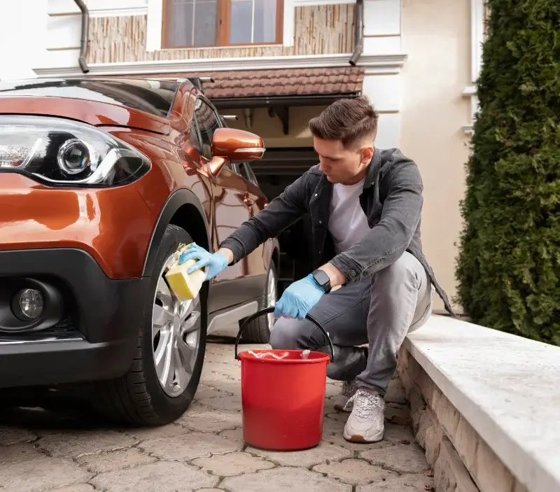 Lavage auto à domicile Lencouacq : professionnel intervenant sur un véhicule